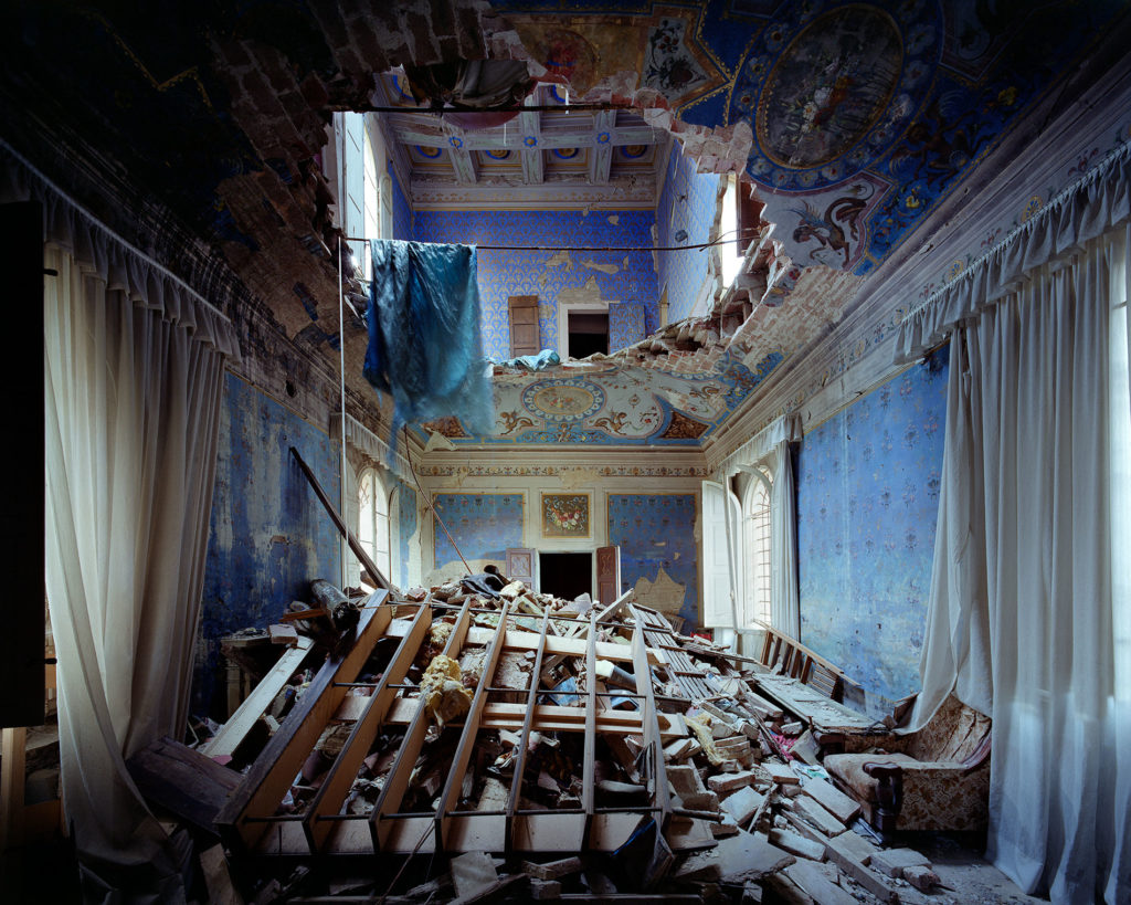 Plafond crevé par la chute d'une cheminée, tension entre grandeur et effacement dans ce palais situé en Emilie-Romagne. Réalisée à la chambre grand format 4x5" sur film couleur.